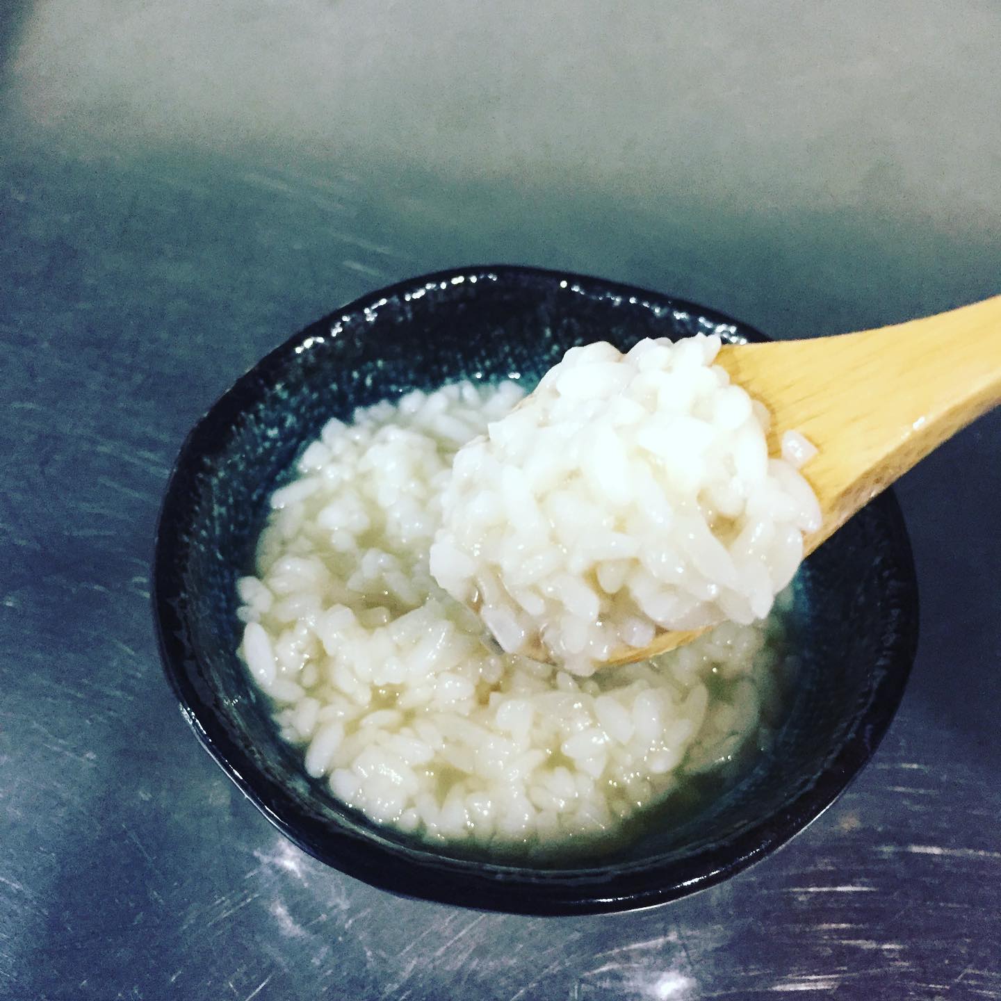 こんにちは！店長の荒尾です

今日は自家製の塩麹ご紹介します

仕込み時に塩加減を調節しているので、お米の甘さも程よく残ってマイルドで角のない塩味が色々な料理に深みを出してくれます

仕込みの手間はありますが、
自分で仕込んだ調味料を使うとオリジナリティーが料理に反映される楽しみがあります
