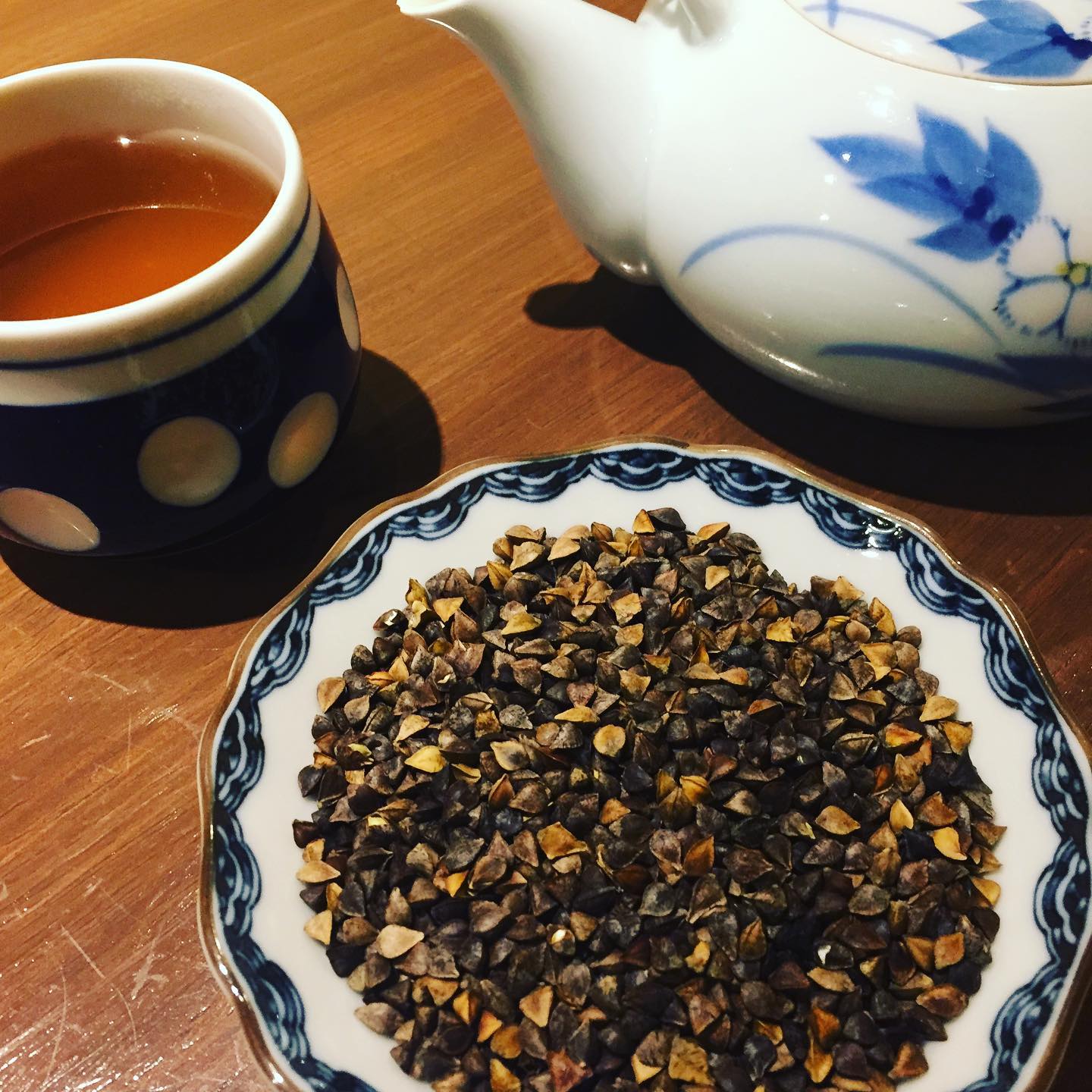 こんにちは️店長の荒尾です!
自家製の蕎麦茶
店内で自家焙煎して香ばしさを引き出しています!
蕎麦の香りがホッとする一杯です️