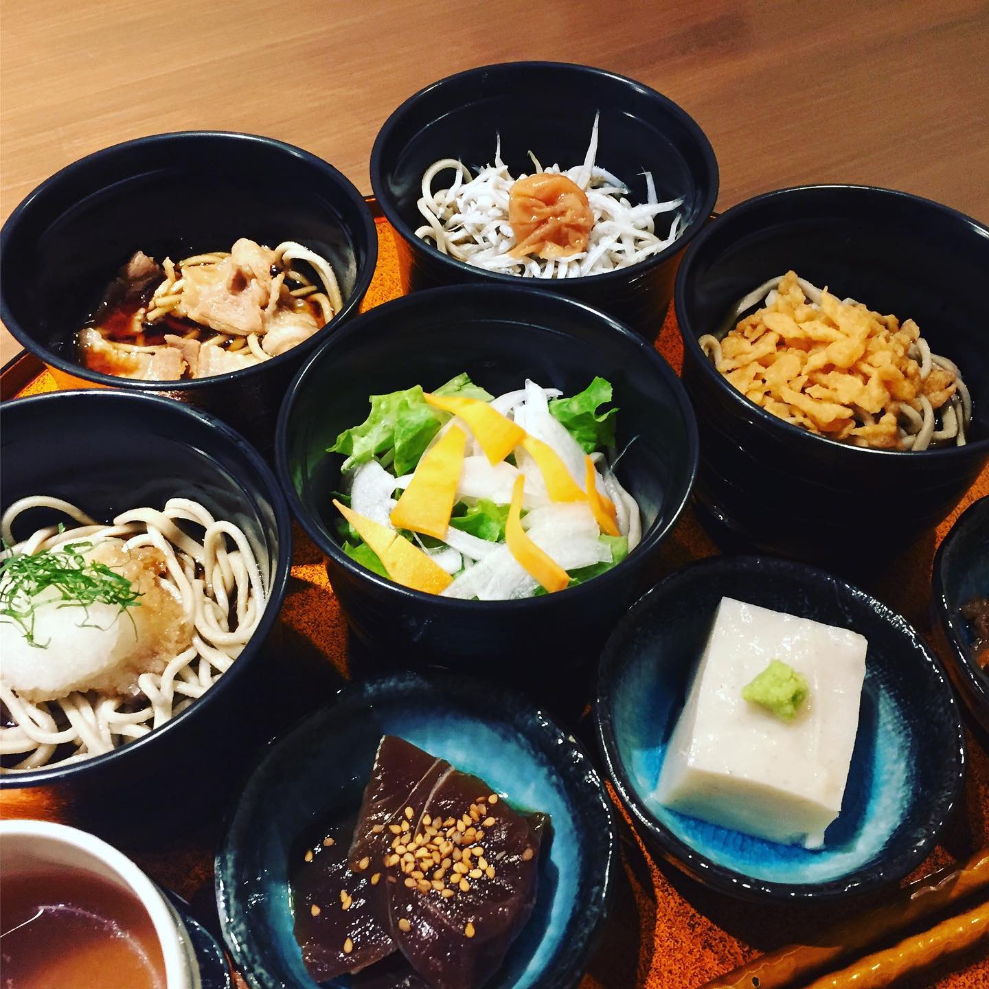 新メニューの五彩蕎麦
ご好評頂きありがとうございます
今日も石臼回してお待ちしてます!