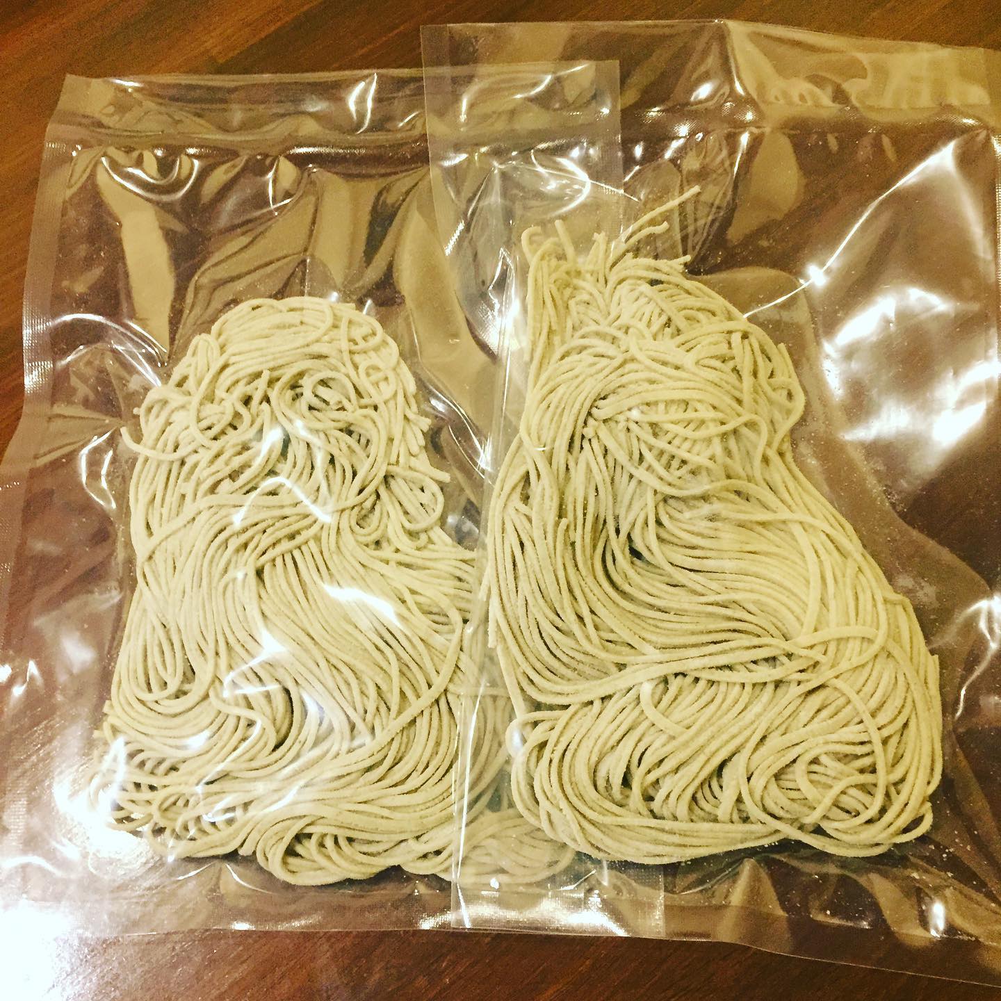 テイクアウト、配達のお蕎麦は
真空パックでご提供させて頂いています
お湯を沸かして茹でるだけなので今日の夕食にいかがですかー