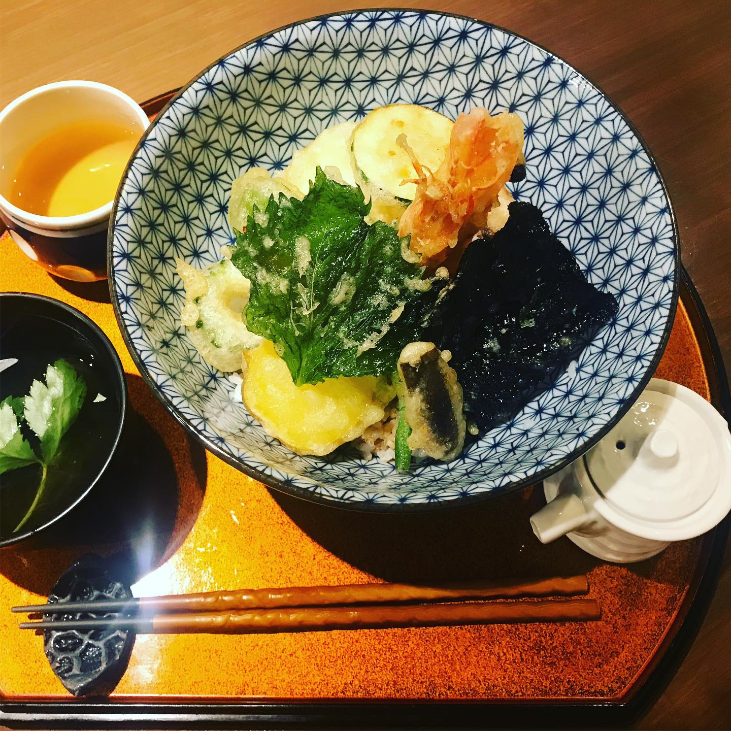 ボリューム満点の天丼です
季節の野菜や海鮮を最低でも10種類以上使った豪華な天丼がメニューに加わりました!
数量限定ですので1度食べてみて下さい