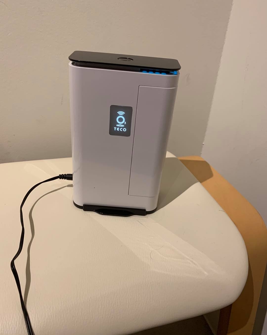 おはようございます
昨日までお正月の振替休日を頂いておりました。
本日より通常営業再開致します。
本日から相席環境であるカウンタースペースと一部個室スペースに奈良県立医科大学が発明した、オゾンガス発生器コロナ不活化装置を設置する事となりました。
空間内の菌類などにオゾンガスが付着する事によって菌類を不活化させる装置です。
感染者増加しておりますので我々飲食店でも感染拡大防止のためガイドラインに乗っ取り営業致します。