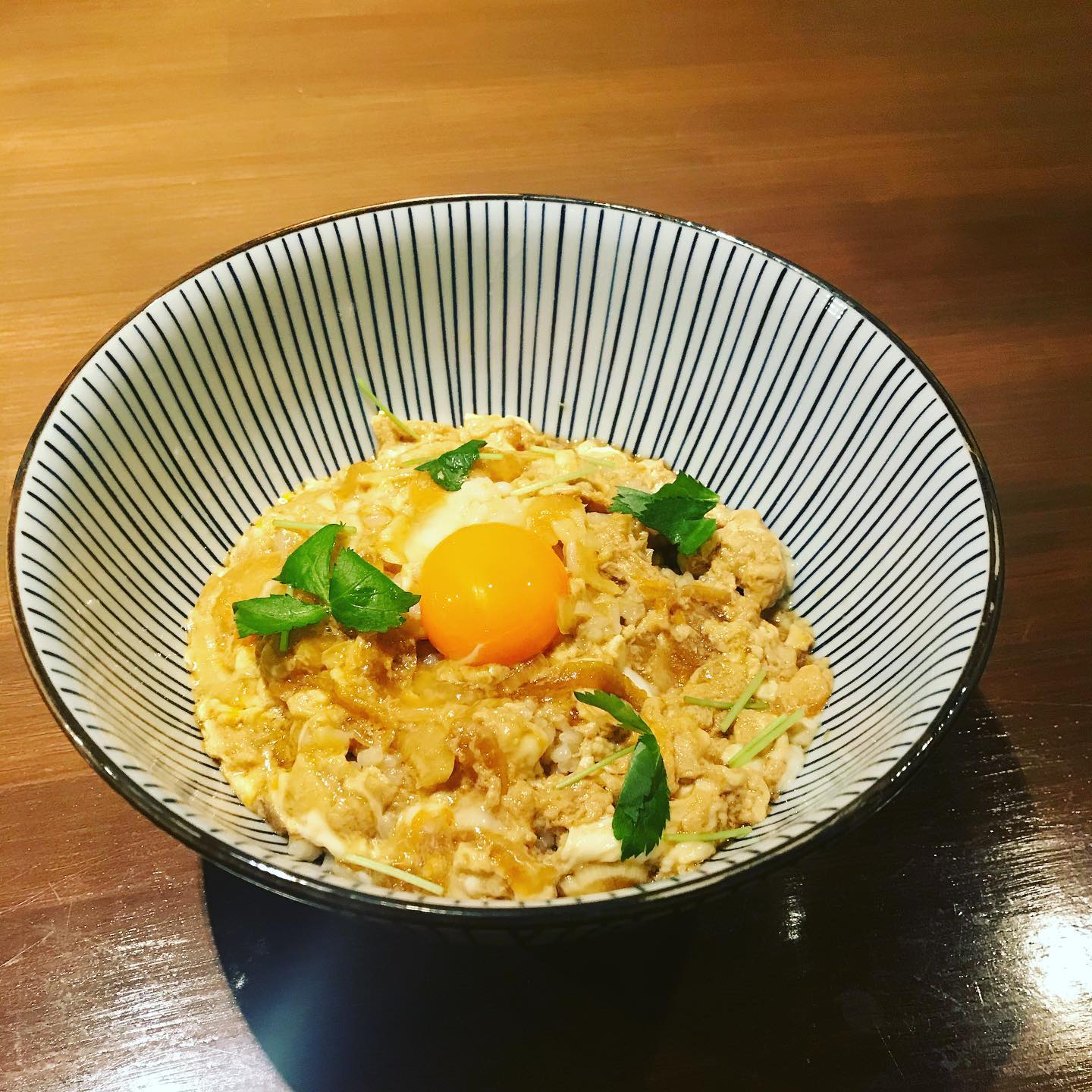 今日は最近メニューに追加した玉丼のご紹介
ストレスがかからない様に
閉じ込められず、のびのび育った平飼いの鷄の卵のみを使用し、自家製の塩麹と蕎麦の返しで仕上げたこだわりの詰まった玉丼が出来ました