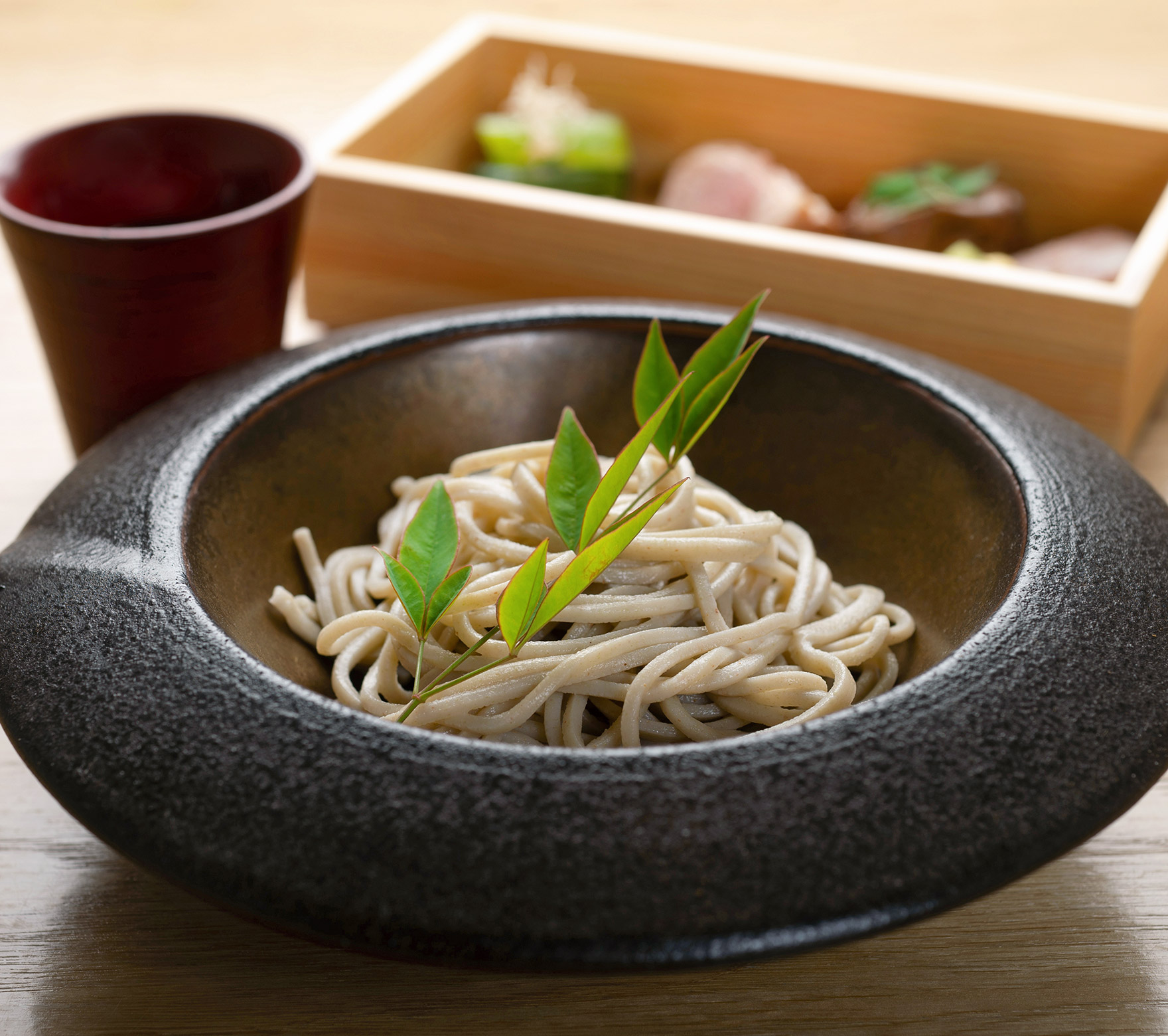 冷たいお蕎麦とおばんざい盛り