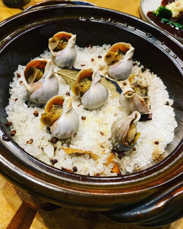 先日の#和歌山県産品料理勉強会 

お題は「お酒を使った料理」という事で💁‍♂️

やり出してからお互い「あ〜ね👏」「なるほど🧐」などなど毎回のお互いの視点を説明しながらお互いの料理へのアプローチを観察

今回新太郎くんの赤ワインとウィスキーのハヤシライスも有ったのですが目の前の料理にガッツク癖のあるメンバーで写真は撮り忘れ💦🙏

来月は春キャベツしましょうとの事で。

気楽に楽しく勉強してます👌

https://www.wakayama-kishugura.com

#紀州蔵の生産者さん生産地のわかるおせち
#おせち
#紀州蔵粋
#Wakayama
#Localcuisine
#Seafood
#Organicvegetables
#ClassAGourmet
#5bubblereview
#Dayfishingwakayama
#地魚
#地野菜
#自然栽培野菜
#無農薬
#有機野菜
#和歌山食材
#和歌山
#紀州農レンジャー
#片山農園
#海自然農園
#紀南鮮魚
#加太沖鮮魚
#自家農園は
#地産地消
#地産訪消
#紀州食材コース
#昼釣り
#串本産
#お皿のどこかに和歌山を
#和歌山県産品料理勉強会

TEL  0734994080