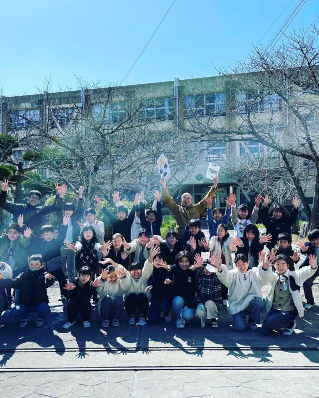【一年間の講師修了】

#雑賀小学校5年1組
との「和歌山の魅力を伝える授業」は
先日の#tgc和歌山 での実演販売を経て終了となりました。

先日売上げの内訳の説明の授業と子供達の想いを伝えてもらい、僕の方からも伝えました。

今回の試みでは「自分達で言い出した試みなので手は出さずに口を出す」という事に注力して一から子供達に頑張ってもらいました。

スープに使う干しエビなどは雑賀崎まで買い付けに行ってもらい頭をとって塩茹でしてから毎日出し入れしながら時間とお金と手間を掛けてでも作ってもらおうと指導させて頂きました。

龍神村の#とりとんファーム さんの低抗生剤飼育の鶏ガラを使用し、自分達で一から作った干しエビと魚介とのWスープで「体が喜ぶ素材を使ったラーメン」を提案

もちろん和歌山の食材をふんだんに使ったまさしく地産地消ラーメンとして子供達が考えた「和歌うまラーメン」

当日は2時間で完売となりましたが大変出来も良く皆大変よく出来ました💯

授業終了後は寄せ書きも頂き心満タンに満たされました☺️

最後は皆で万歳の記念撮影と最後まで見送りまでしてもらって素敵な経験をこちらこそありがとうという気持ちで帰って来ました👌

＃食育
#しょくいく 
#しょくいくかつどう 
#紀州蔵粋
