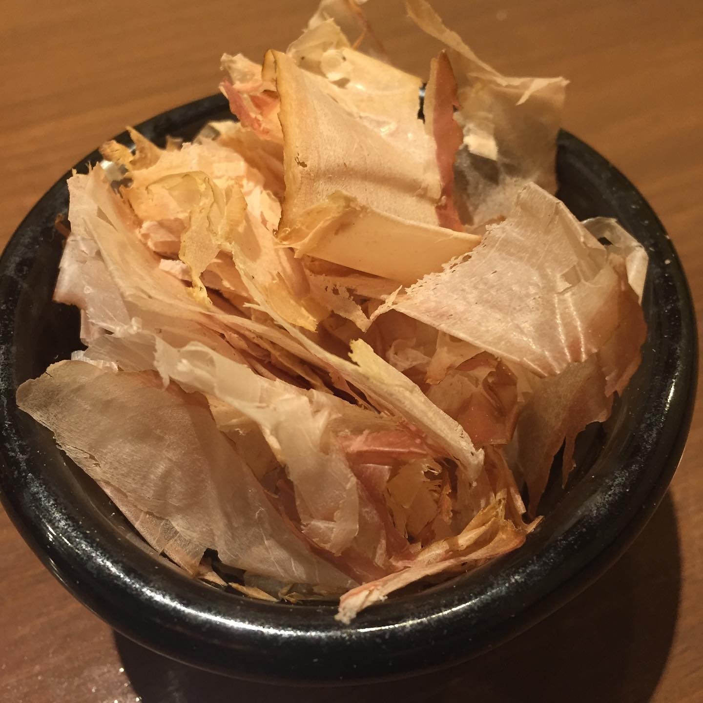 やまみち独自にブレンドした
数種類のうるめやサバ節等に加え、枕崎産の花かつおで仕上げた自慢の出汁は、蕎麦の返しと相性抜群!