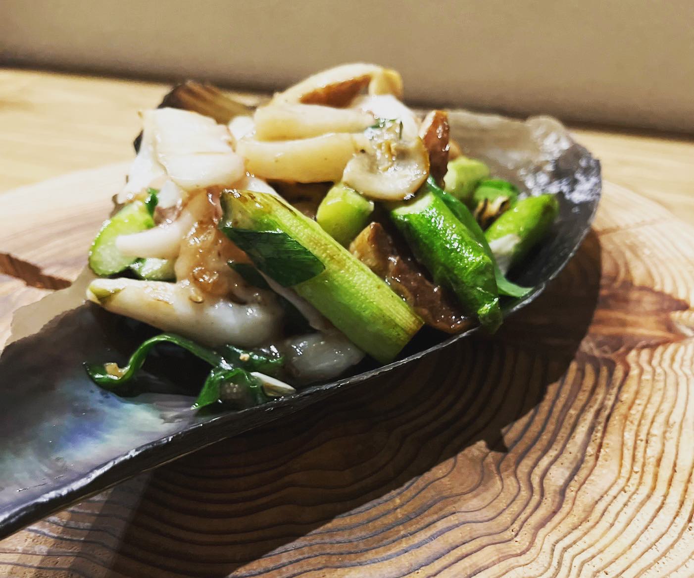 今が旬の紀の川市山田さんのアスパラとタイラギ貝の炒め
個人的に今一番食べてもらいたい料理です♂️
本日もよろしくお願いします🤲
https://www.wakayama-kishugura.com
TEL 0734994080