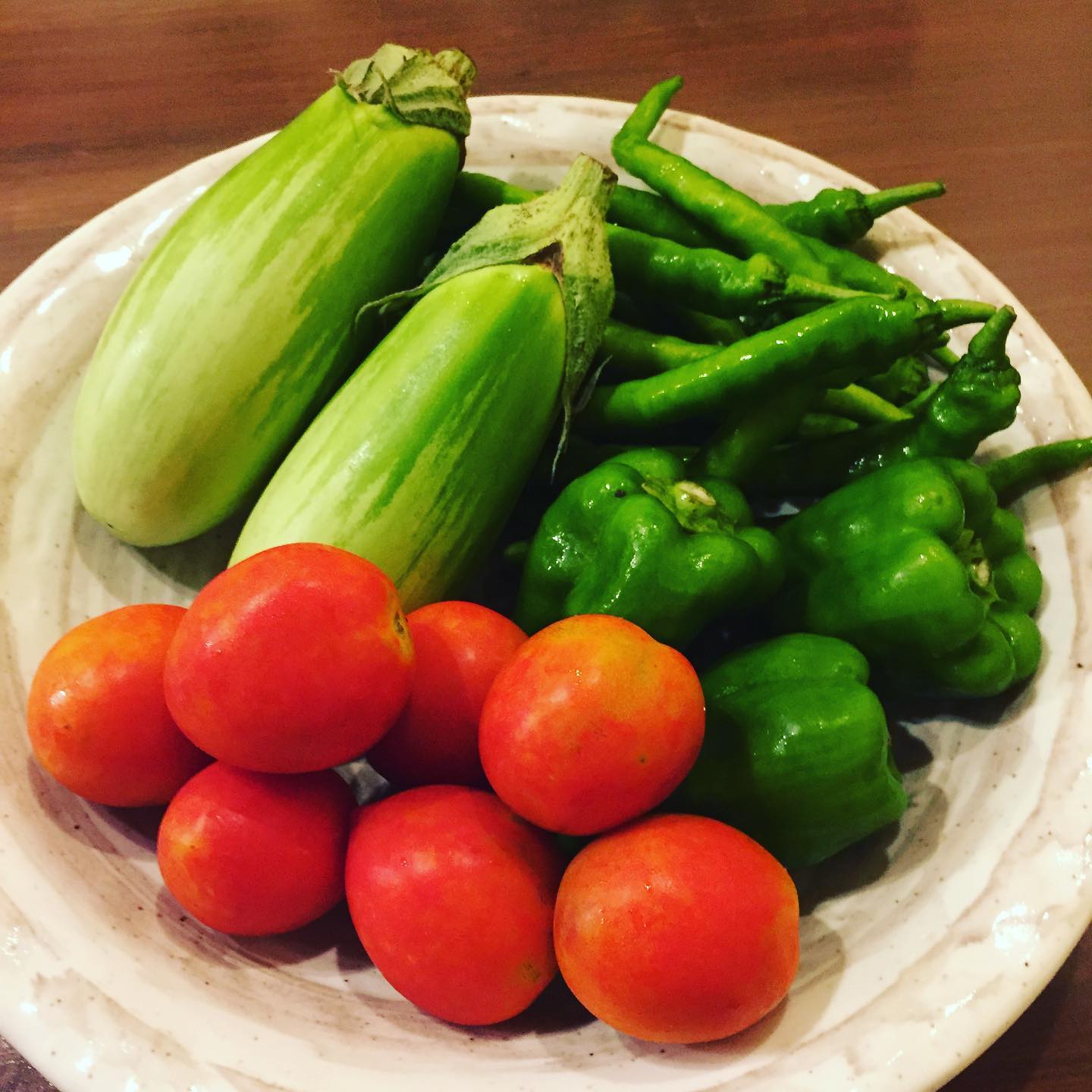 今日届いたばかりの橋本自然農苑さんの新鮮な野菜達です
一目見て野菜に元気があるのがわかります