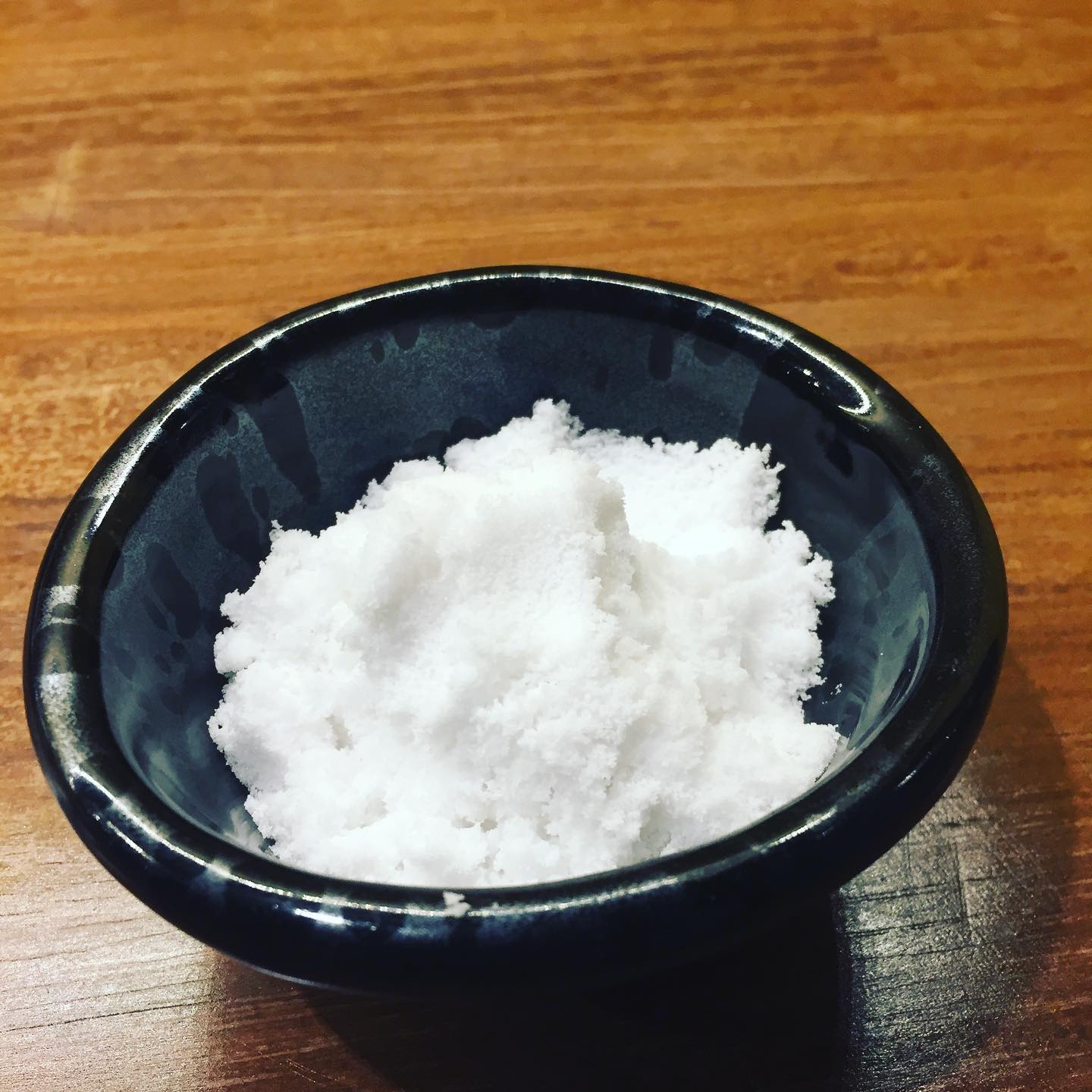 和歌山県の御坊の塩です

当店で使用しているこのお塩はキメが細かく色々な料理にサッと馴染んでくれます。

やまみち自慢のカリカリの天ぷらは、黒潮が運んできたミネラルたっぷりの御坊の塩でどうぞ！