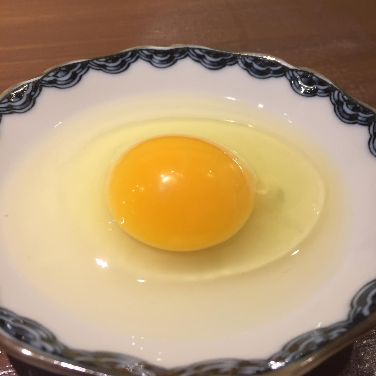 最近の市販の卵は黄身がオレンジだったりするものが多く見られます。
実は黄身の色は鶏達に与える餌で人工的に変えることが可能なんです。
当店では科学飼料を使って、ゲージ等に閉じ込められて作られた卵ではなく
のびのびとした環境で平飼いされ、自然由来の飼料で育てられた安心、安全な卵を使用しています
当店の『ちゃんと』黄色い黄身にはしっかりしたこだわりがあるんです